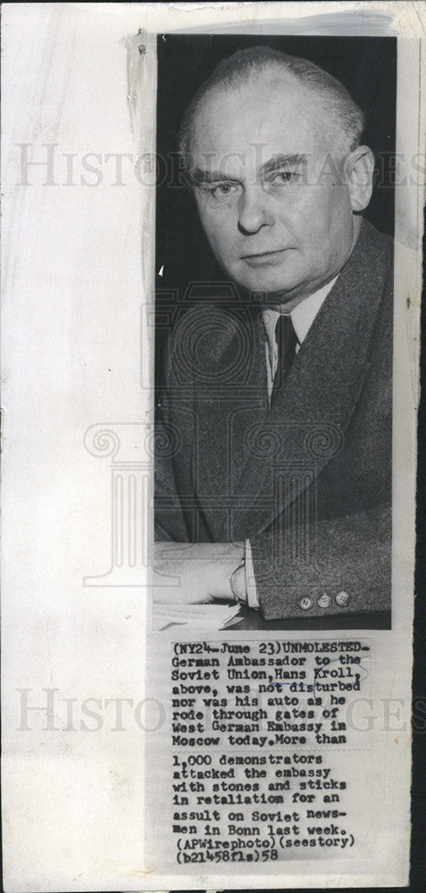 1958 Press Photo German Ambassador Hans Kroll West Germany Demonstrators Bonn - Historic Images