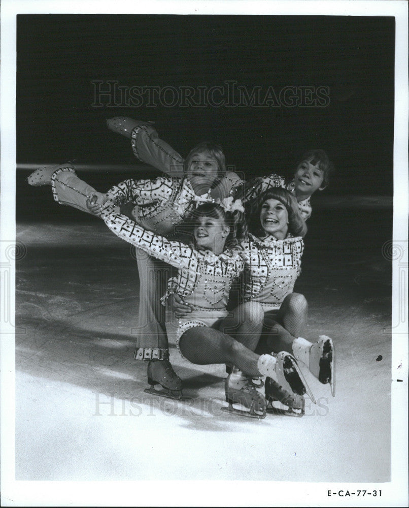 1977 Press Photo Fabulous Fenton Family Ice Skating Capades Chicago Stadium - Historic Images