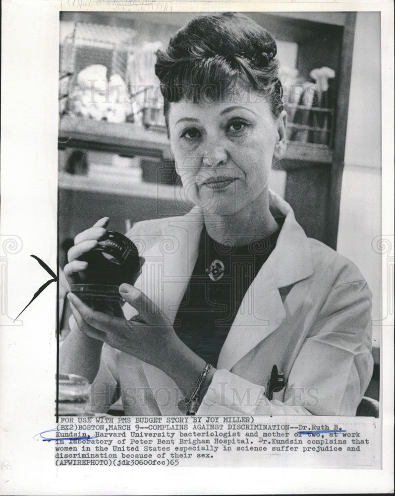 1965 Press Photo Dr Ruth B.Kundain Harvard U. bacteriologist - Historic Images