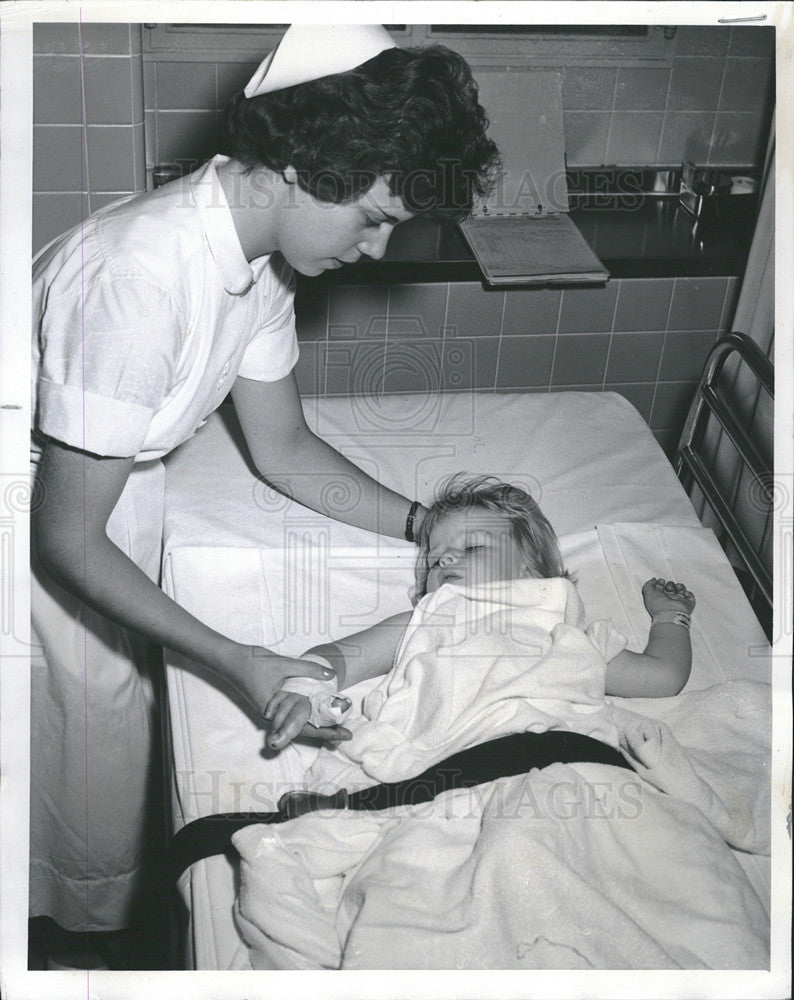 1961 Press Photo Doris Kurteff Nurse Margaret Davis Full-Grown Fingers - Historic Images