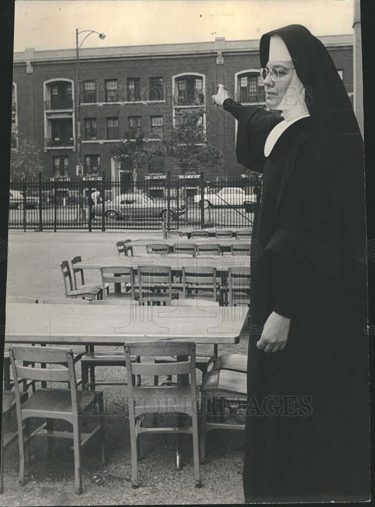 1965 Press Photo Sister Aquinette/Holy Angels Roman Catholic School/Shooting/Gun - Historic Images