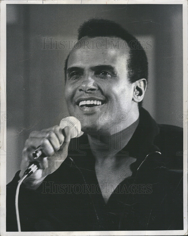 1968 Press Photo Folk Singer Harry Belafonte In Performance - Historic Images