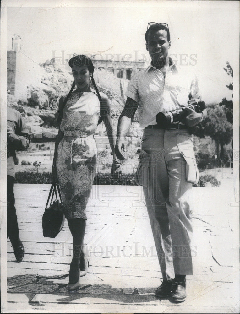 1960 Press Photo Singer Harry Belafonte And His Wife Julie In Athens Greece - Historic Images