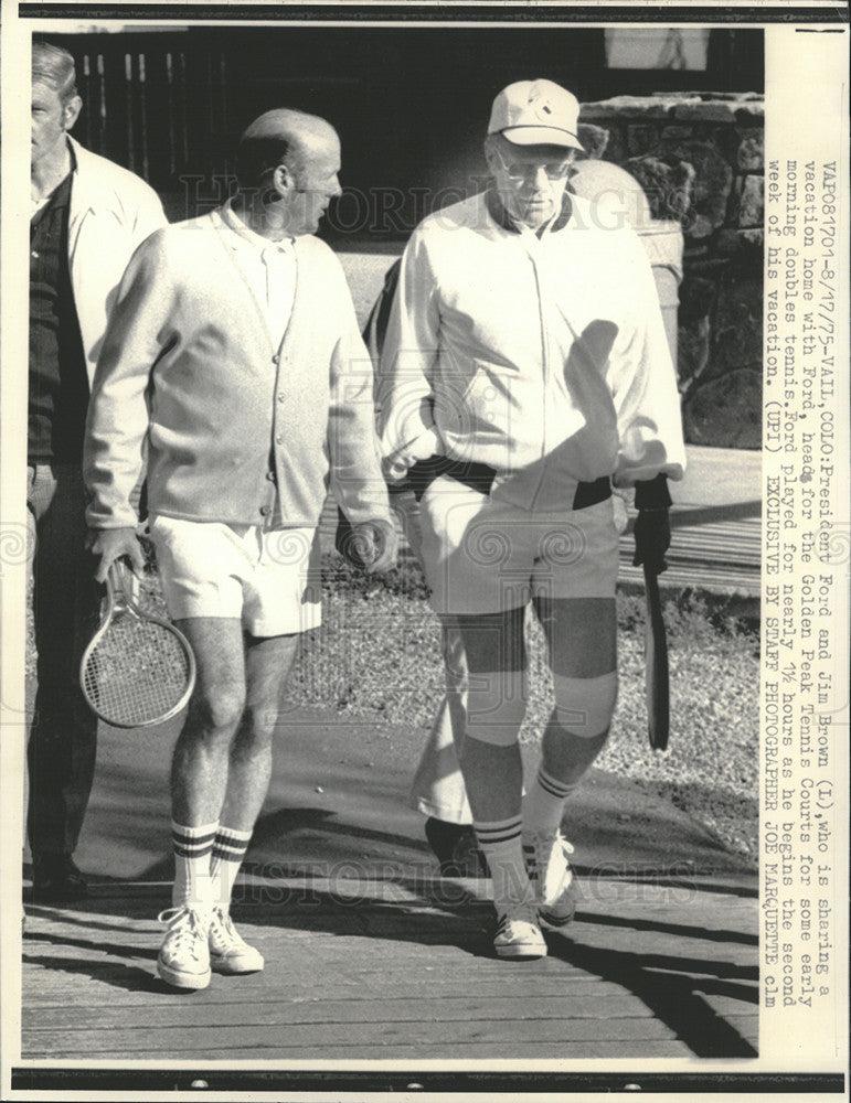 1975 Press Photo President Ford and Jim Brown Head for Golden Peak Tennis Courts - Historic Images