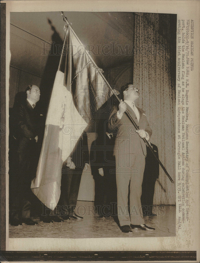 1971 Press Photo Eugenio Mendez Mexican Secretary Of Communication Waves Flag - Historic Images