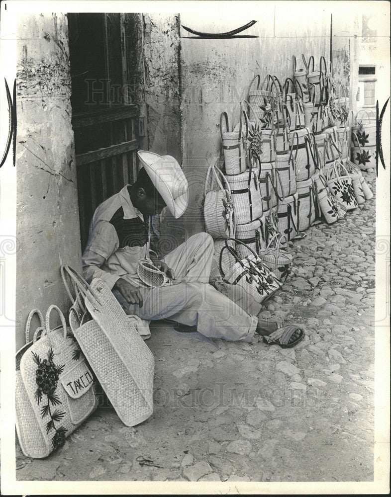 1963 Press Photo Street Merchant In Taxco Mexico Sell Woven Baskets On Street - Historic Images