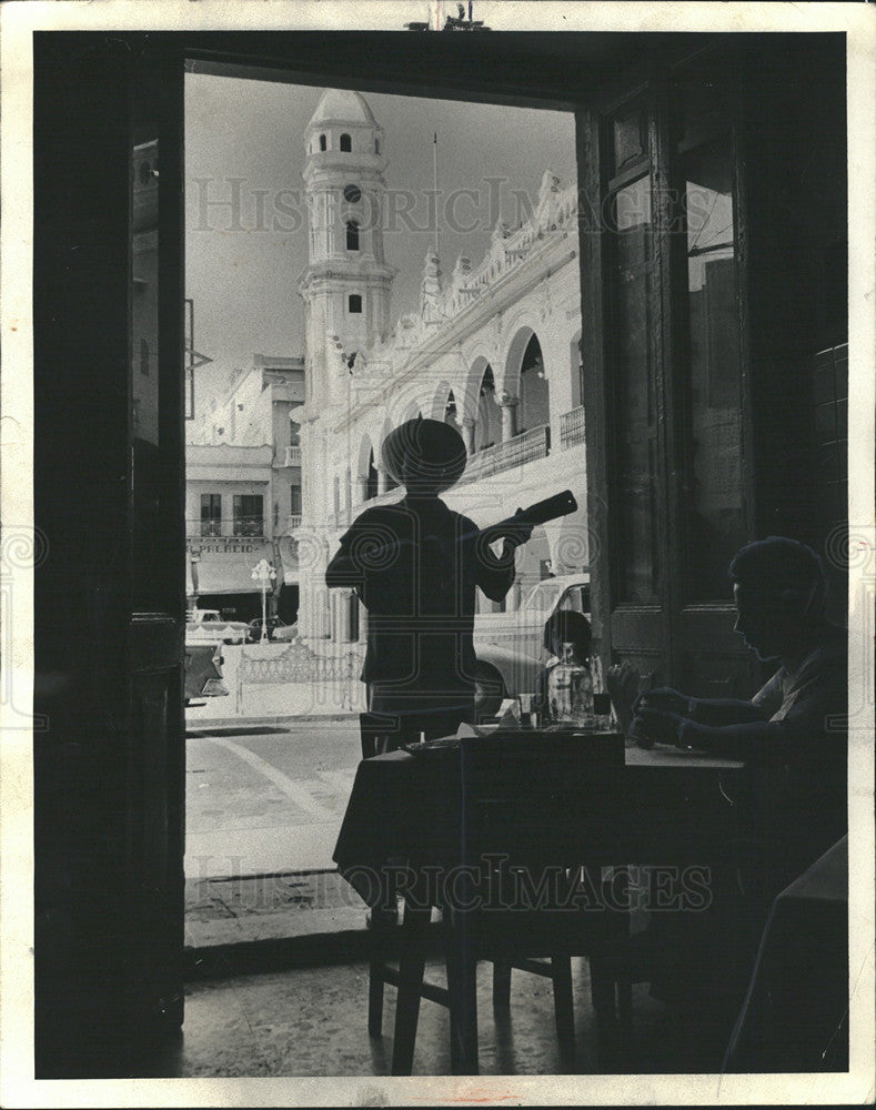 1966 Press Photo Strolling Singer At Doorway Of Veracruz Mexico Restaurant - Historic Images