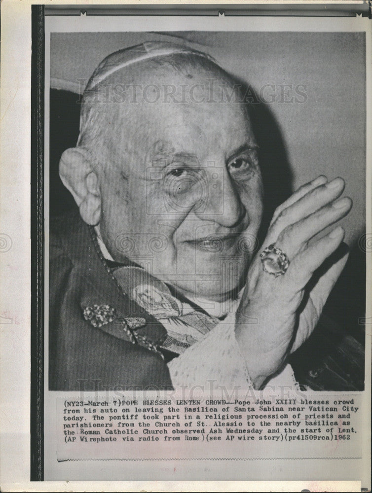 1962 Press Photo Pope John XXII Leaving Basilica Of Santa Sabina Near Vatican - Historic Images