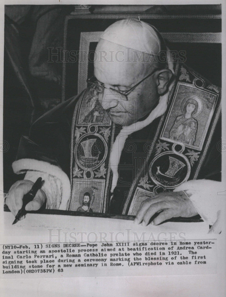 1963 Press Photo Pope John XXIII Signs Decree In Rome - Historic Images