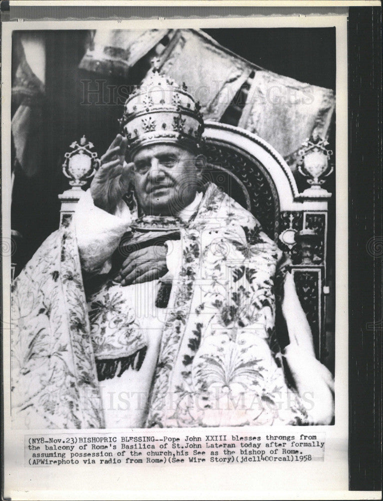 1958 Press Photo Pope John XXIII From the Balcony of Rome&#39;s Basilica - Historic Images