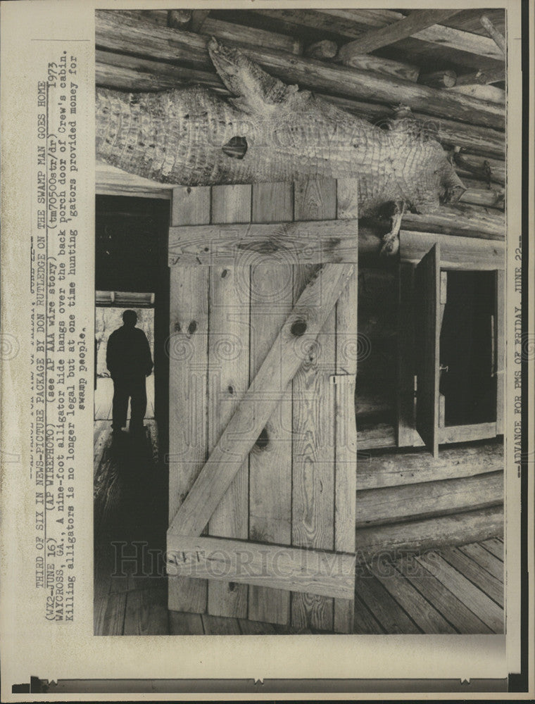 1973 Press Photo Crew&#39;s Cabin in Georgia with Giant Alligator on Porch - Historic Images