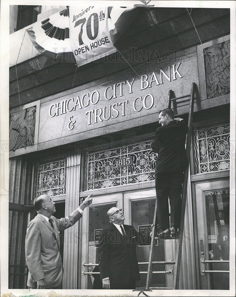 1963 Press Photo Chicago City Bank & Trust Co Celebrating 70 Years - Historic Images
