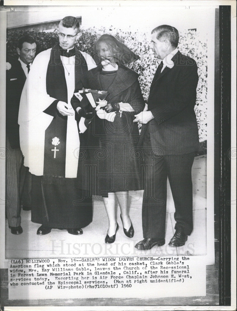 1960 Press Photo Actor Clark Gable&#39;s Widow Kay Carries Flag From Funeral Service - Historic Images