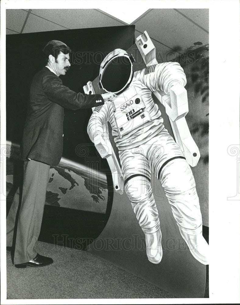 1985 Press Photo Astronaut Dale Gardner at Paradyne - Historic Images