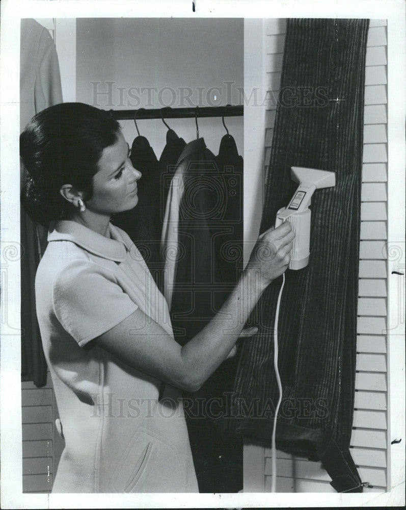 1971 Press Photo Ironing out wrinkle problems becomes decreasingly tedious - Historic Images