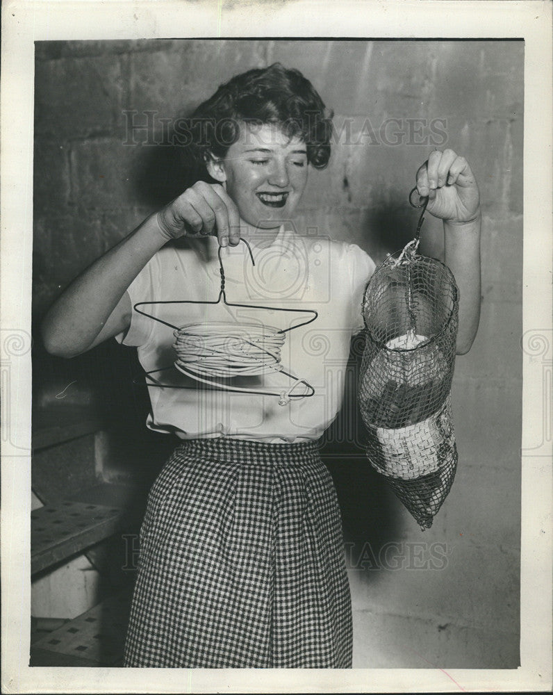 1951 Press Photo Clothesline holder is a hanger bent in middle for easy winding - Historic Images