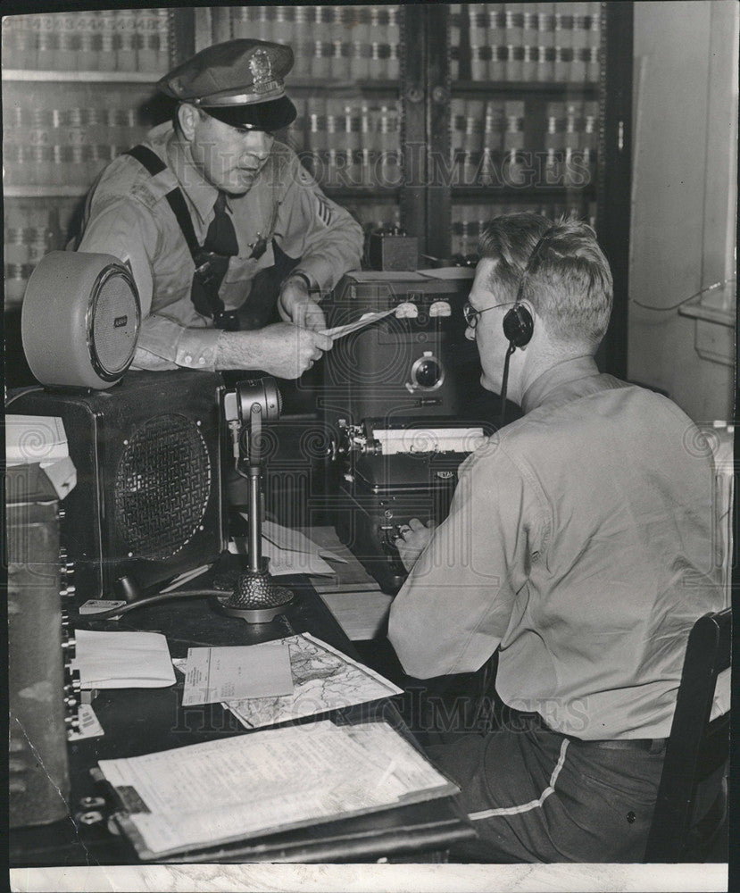 1944 Press Photo State Police set up broadcasting station in judge&#39;s office - Historic Images