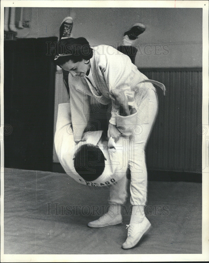 1965 Press Photo Sheriff&#39;s police recruit Alyce Diane Kelleher tosses instructor - Historic Images