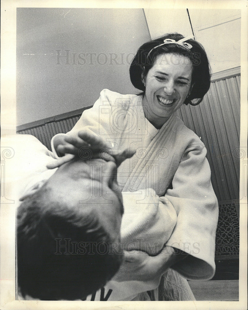 1965 Press Photo Police Woman Alyce Kelleher practices her judo - Historic Images