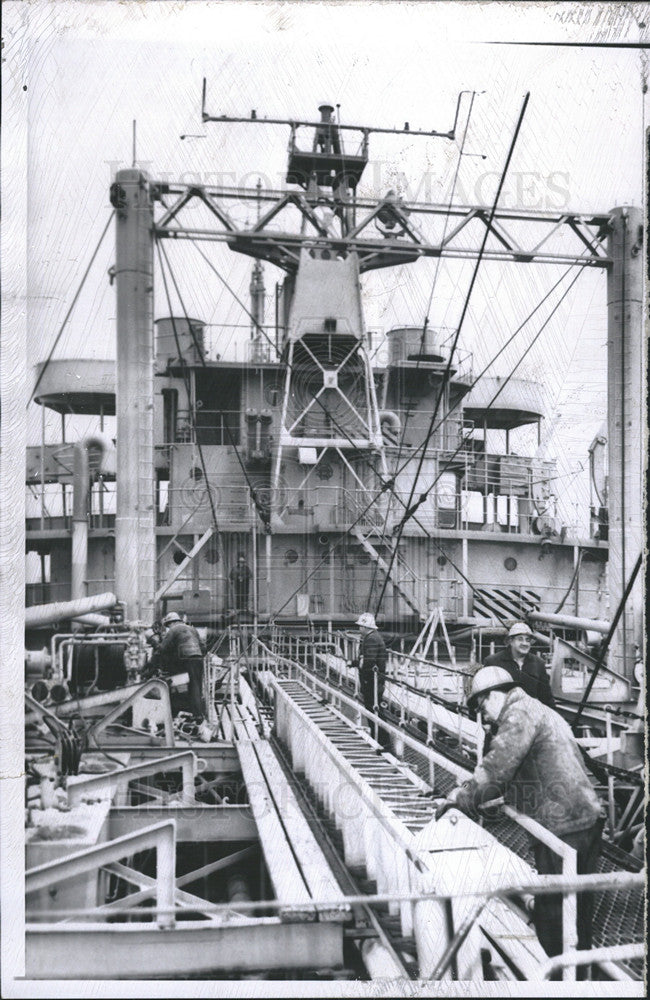 1956 Press Photo Naval Yard workmen work on the cat walk of USS Kanakee - Historic Images