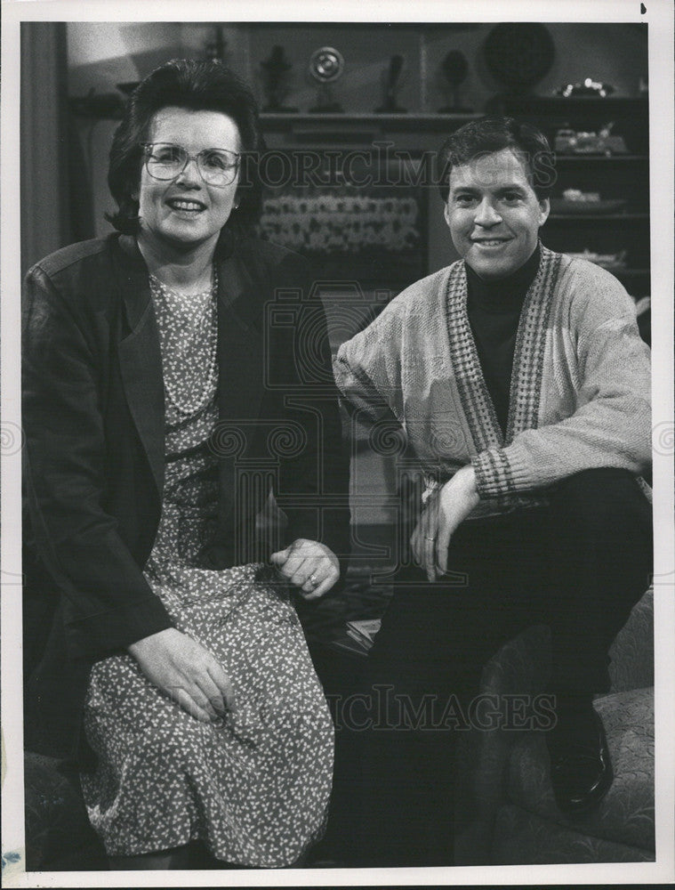 1989 Press Photo Billie Jean King with host Bob Costas - Historic Images