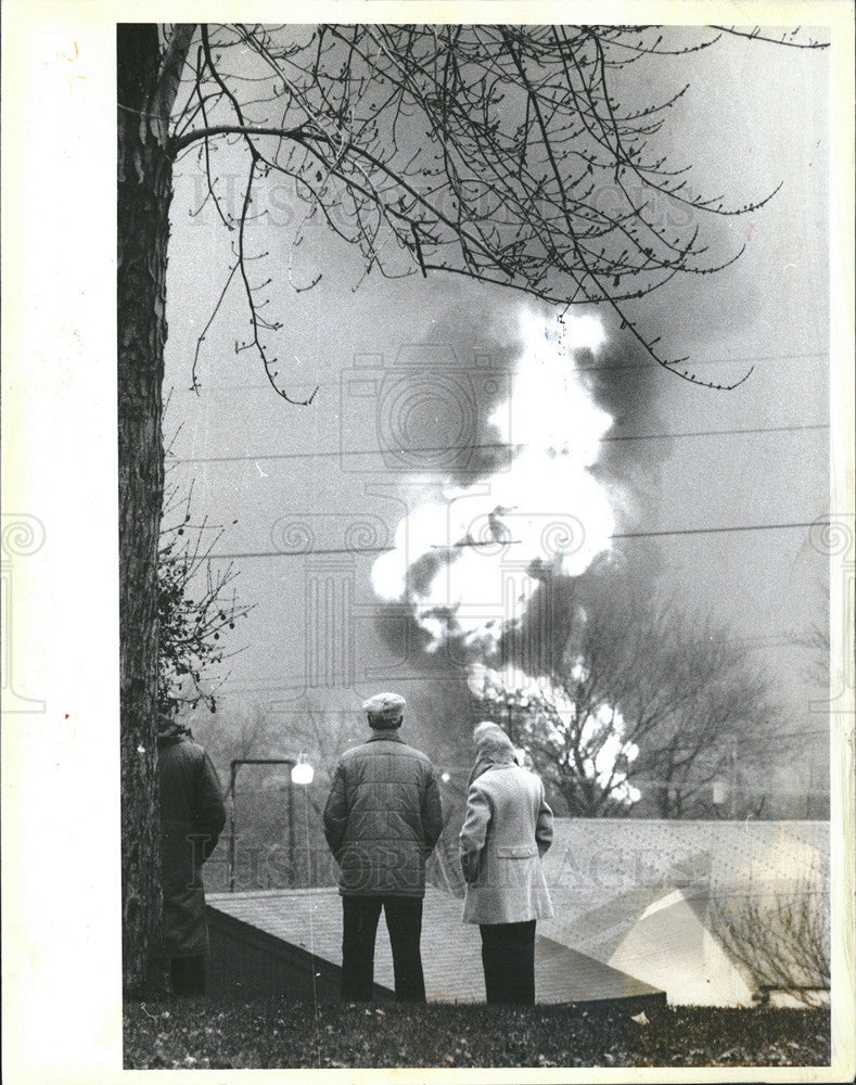 1983 Press Photo Couple Watches as Martin-Ruan Oil Facility is on Fire - Historic Images