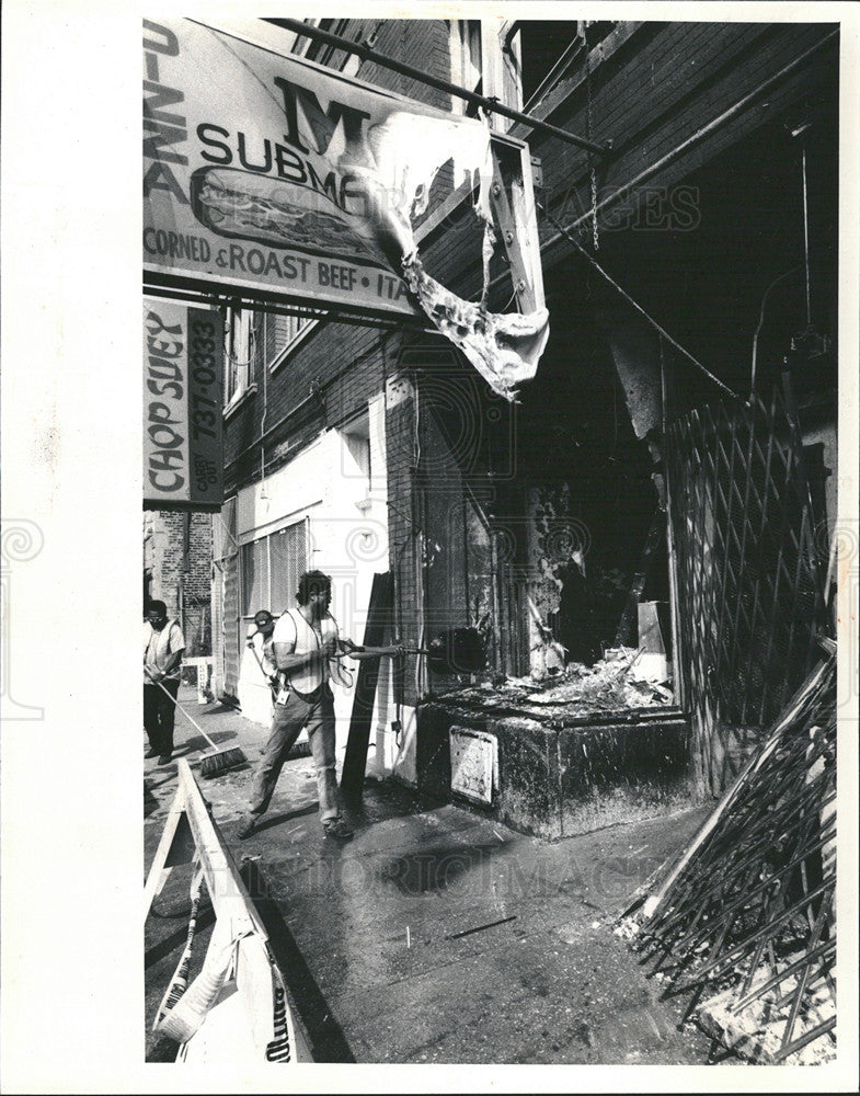 1985 Press Photo Lowell Sineni of Apple Board Up Looking Kitchen After Explosion - Historic Images