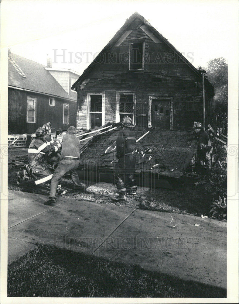 1985 Press Photo Chicagi Fire FIghters Respond to Explosion at W 111th Place - Historic Images