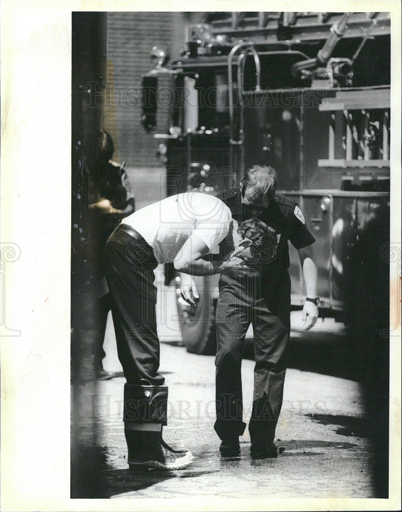 1987 Press Photo Schaumburg Fierfighter After a Chemical Explosion at DEH Corp - Historic Images