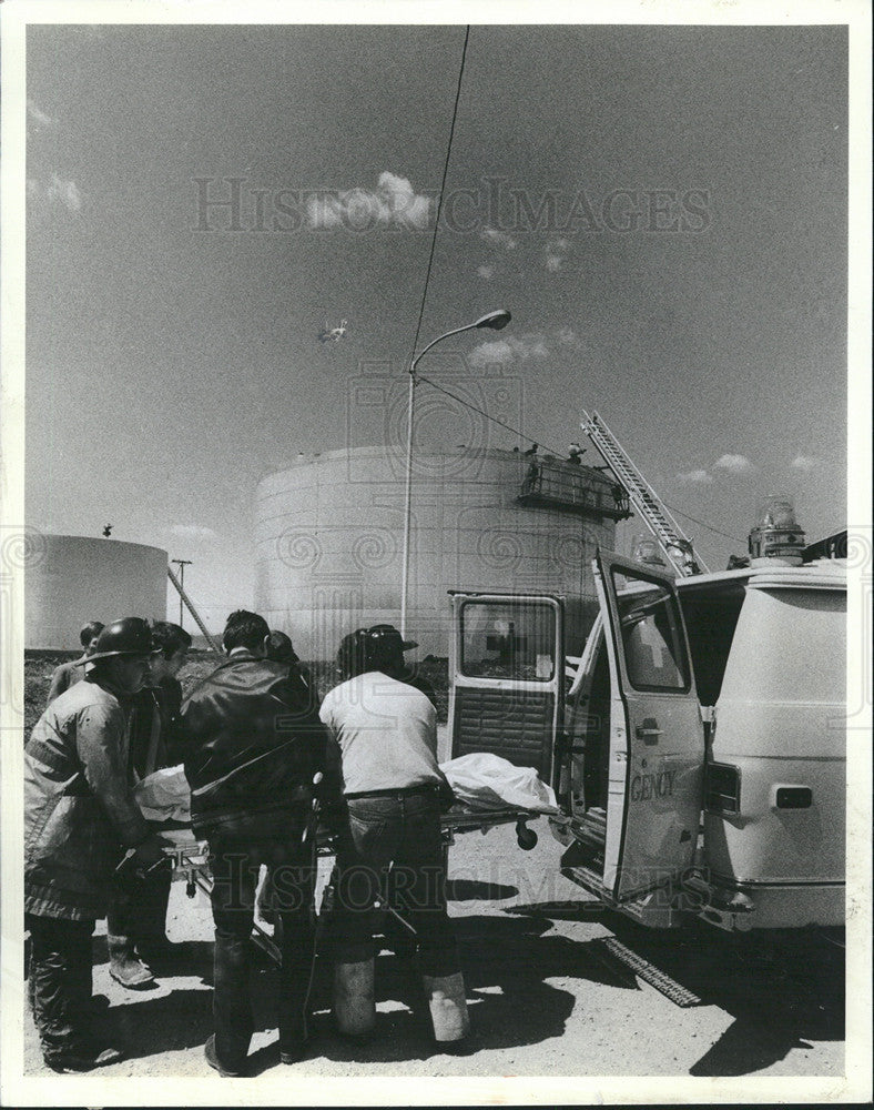 1982 Press Photo Lamont Fireman Removing Body of Tom Harvey Killed in Explosion - Historic Images