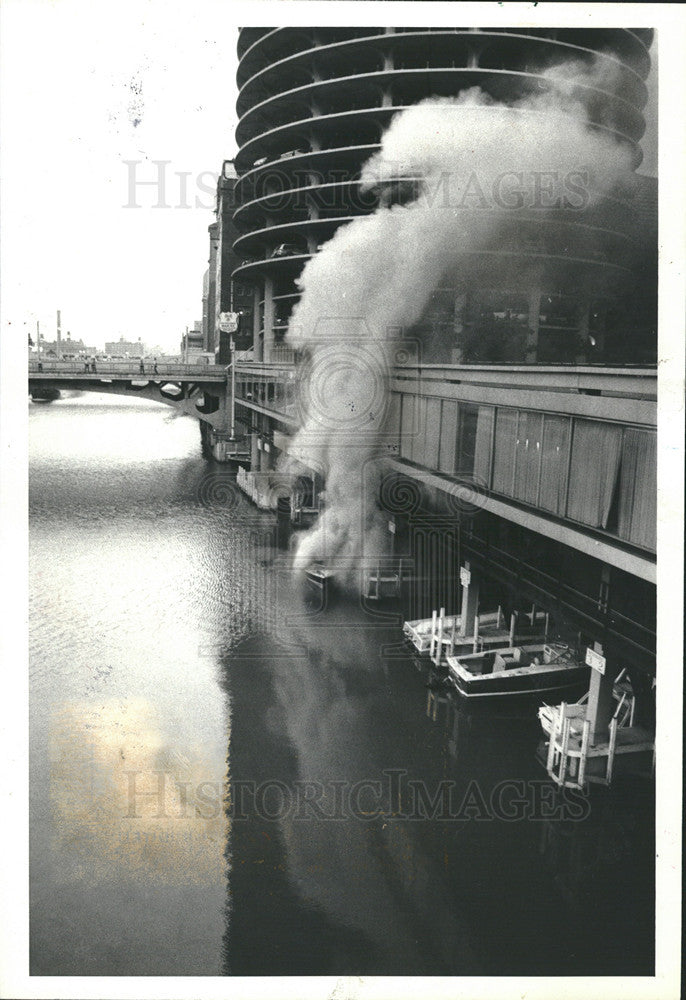 1980 Press Photo Small Bpat Exploded &amp; Burned at Marina Towers Marina Chicago - Historic Images