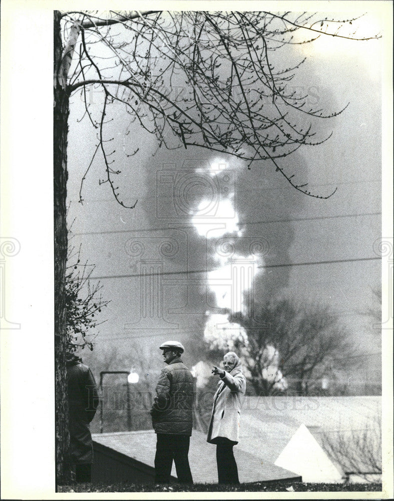 1986 Press Photo Couple Watching as a Fire Burns at Martin-Ruan Oil Company - Historic Images