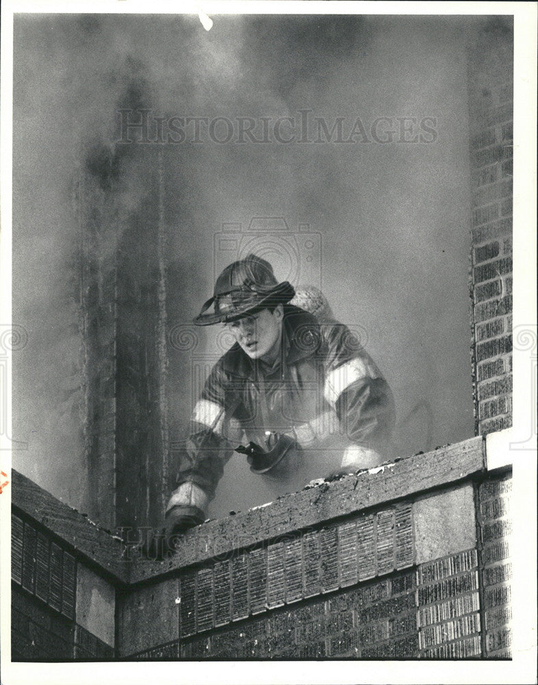 1987 Press Photo Apartment Building in the 440 Block of Adams on Fire - Historic Images