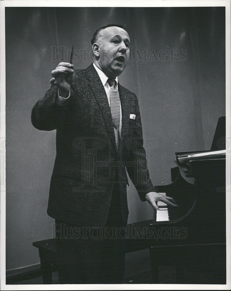 1957 Press Photo Choral Director Don Large - Historic Images