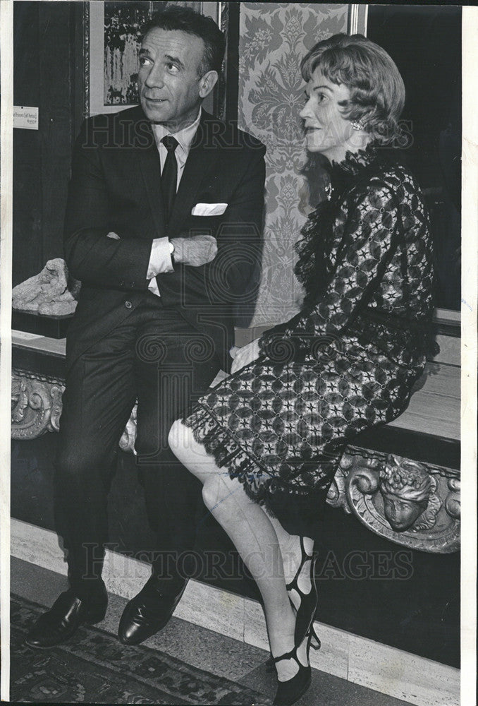 1965 Press Photo Actor Dane Clark And His Wife At Gallery Opening - Historic Images