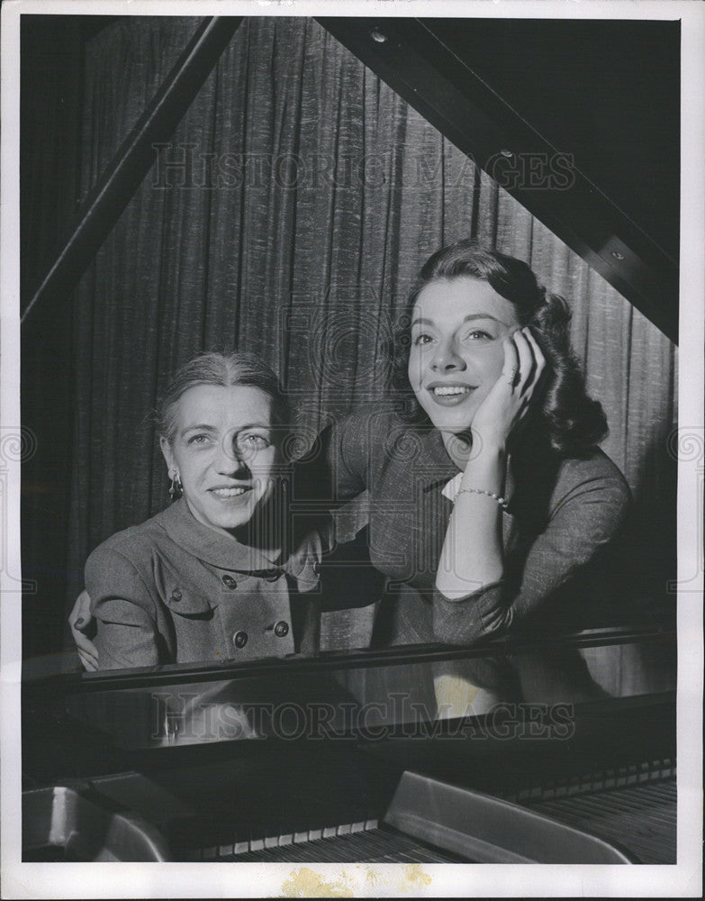 1955 Press Photo of singer Betty Clooney and her mother Frances at piano - Historic Images