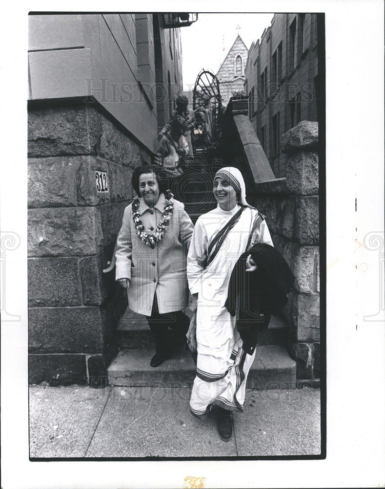 1983 Press Photo after final vows mom celebrates with Sister assisi - Historic Images