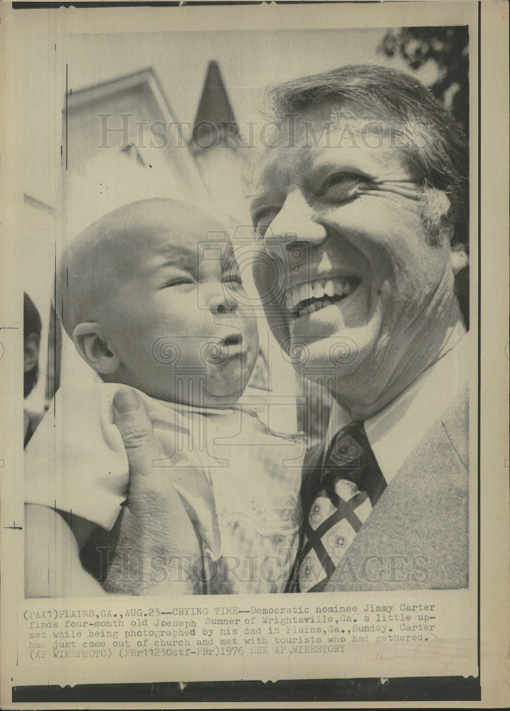 1976 Press Photo Democratic nominee Jimmy Carter and a baby - Historic Images