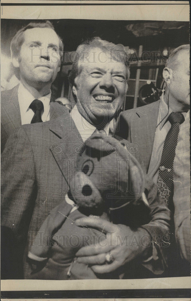 1976 Press Photo Jimmy Carter for President with a teddy bear - Historic Images