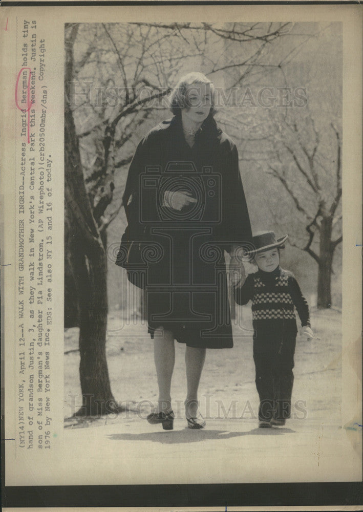 1976 Press Photo Actress Ingrid Bergman and grandson Justin - Historic Images