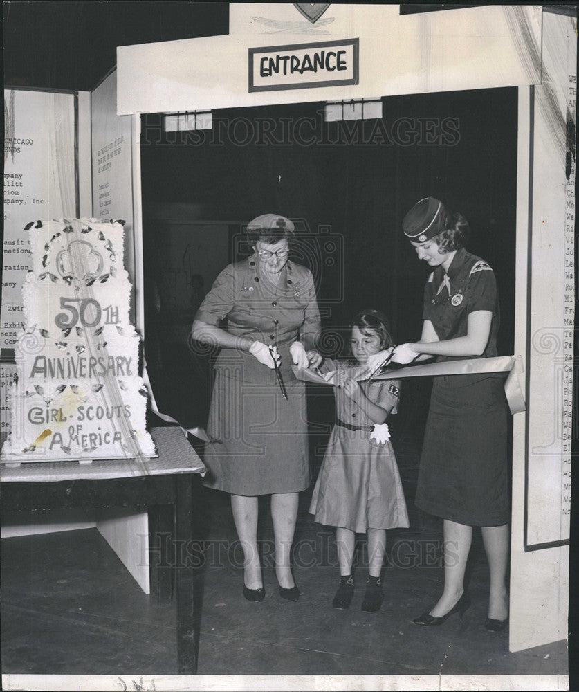 1962 Press Photo Girl Scout leader Mrs W valters,Brownie P. Dunn an Scout Graham - Historic Images