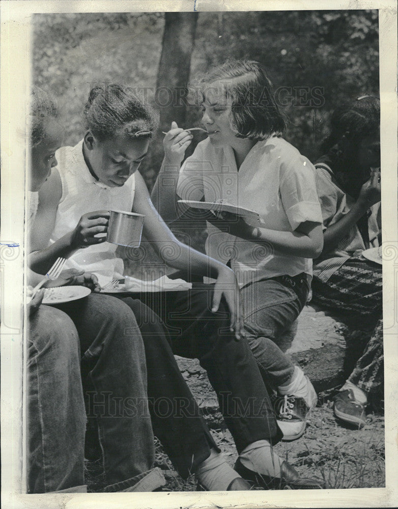 1964 Press Photo Girl Scouts M. De Berry and S. Korsik in Zion Ill - Historic Images