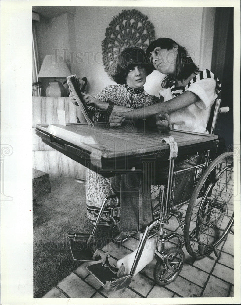 1982 Press Photo Carol McManamon and troop of handicapped Girl Scouts - Historic Images