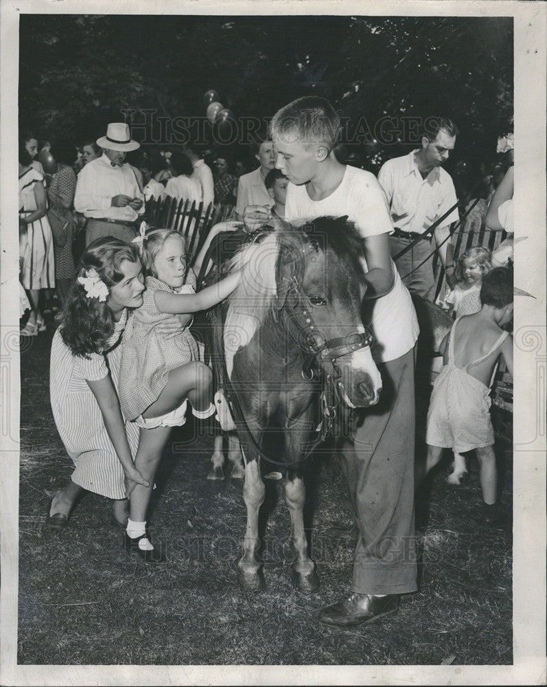 1947 Press Photo Claire &amp; Laura  McGrew at Children&#39;s fair with a pony - Historic Images