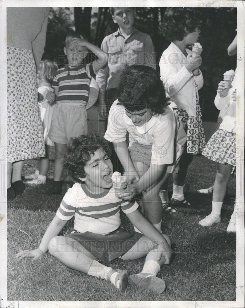 1953 Press Photo Barb &amp; Judith Young,at children&#39;s fair - Historic Images