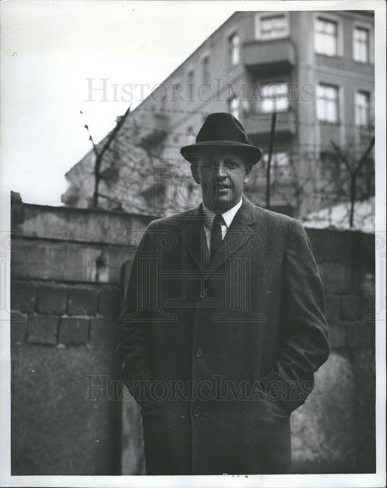 1964 Press Photo Jerry Lump Detroit Tigers Baseball Player Visits Berlin Wall - Historic Images