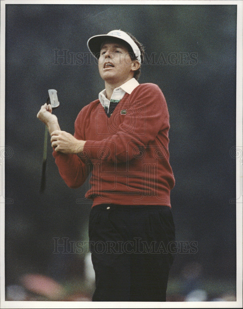 1990 Press Photo Scott Hoch Catches Putter He Threw At Master Golf Tournament - Historic Images