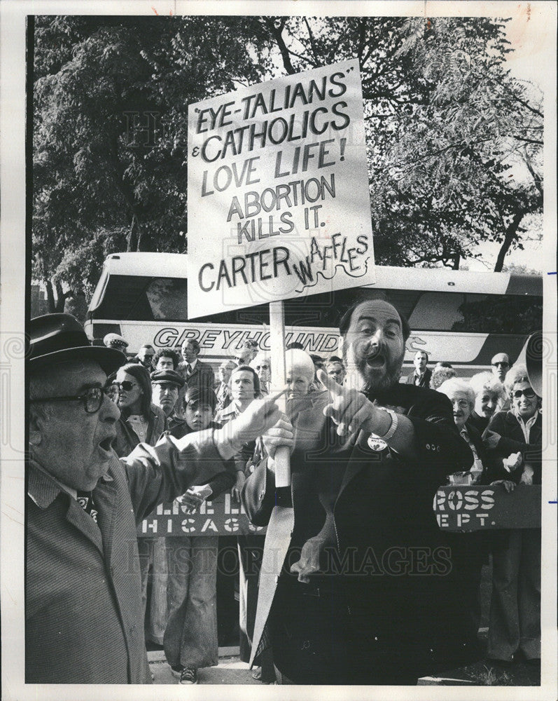 1976 Press Photo Father C. Fiore and pro-life demonstrators with J. Carter - Historic Images