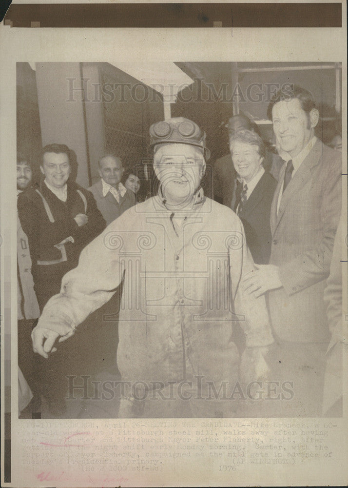 1976 Press Photo Steel worker meets Jimmy Carter and mayor of Pittsburgh - Historic Images