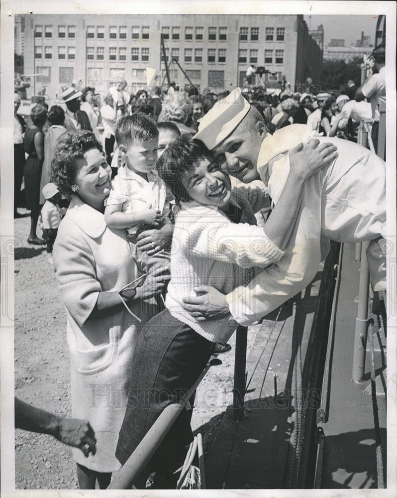 1962 Press Photo Sailor P. Bylina and wife ,mom and son at Naval Armory dock - Historic Images